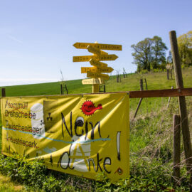 An einem Wanderweg im Höhenzug Asse steht ein Wegweiser, der mahnend auf Atomanlagen in der Nähe sowie auf Fukushima und Tschernobly hinweist.