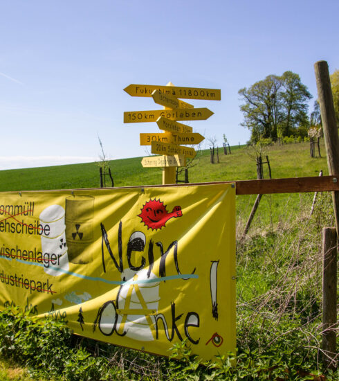 An einem Wanderweg im Höhenzug Asse steht ein Wegweiser, der mahnend auf Atomanlagen in der Nähe sowie auf Fukushima und Tschernobly hinweist.